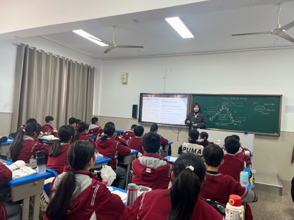 伊叶苗公开照片 (2).jpg 伊叶苗公开照片 (2).jpg