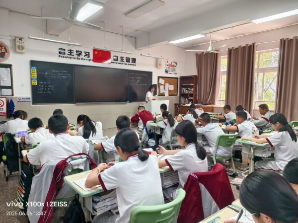 林成希公开课照片.jpg 林成希公开课照片.jpg